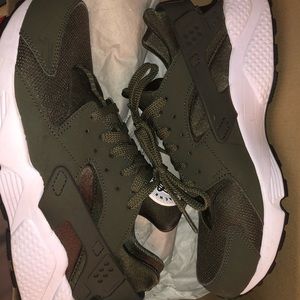 ARMY GREEN AIR HUARACHES BRAND NEW SIZE 11 (mens)